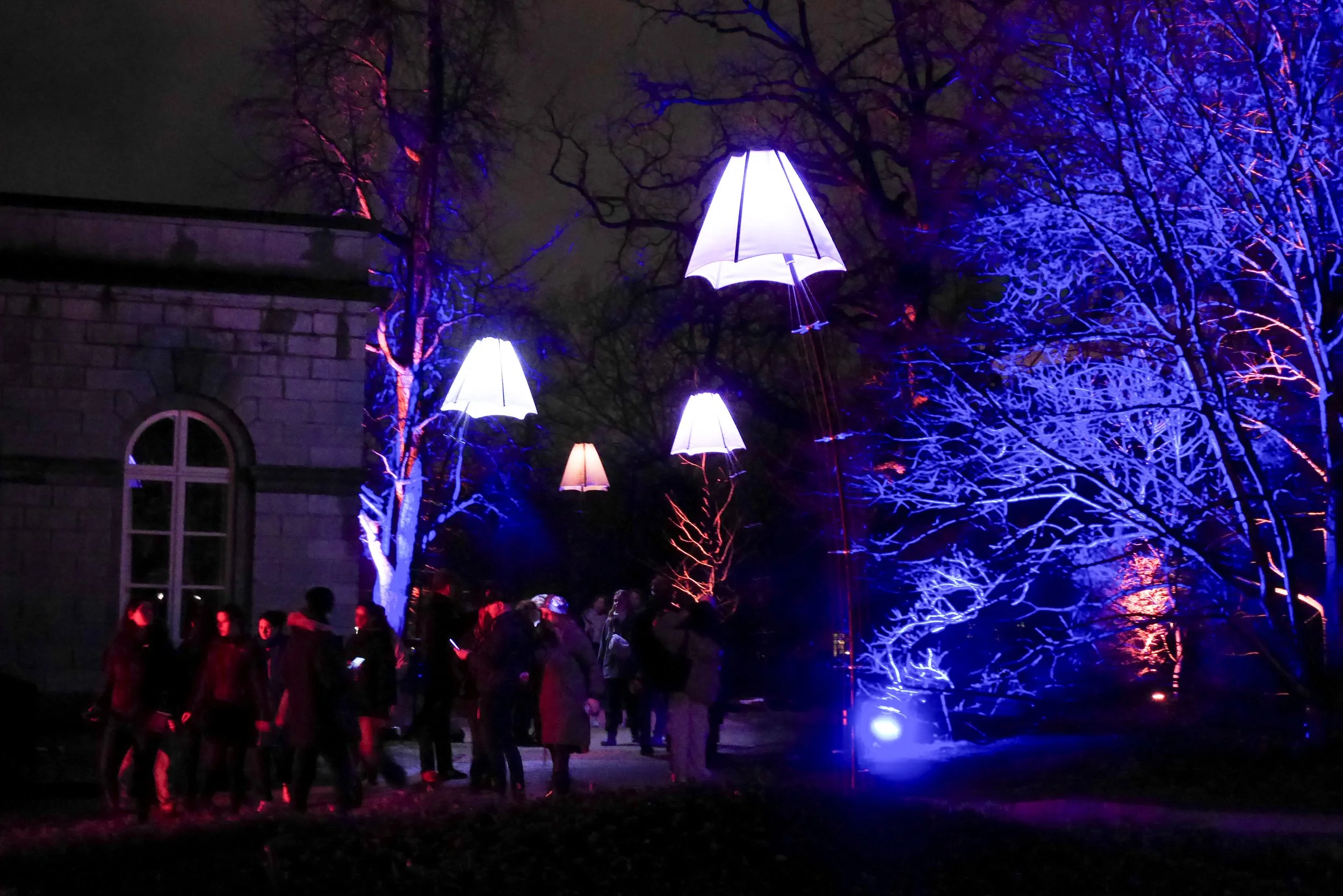 VOUW ilumina Bruselas con Chairwave y Bloomlight