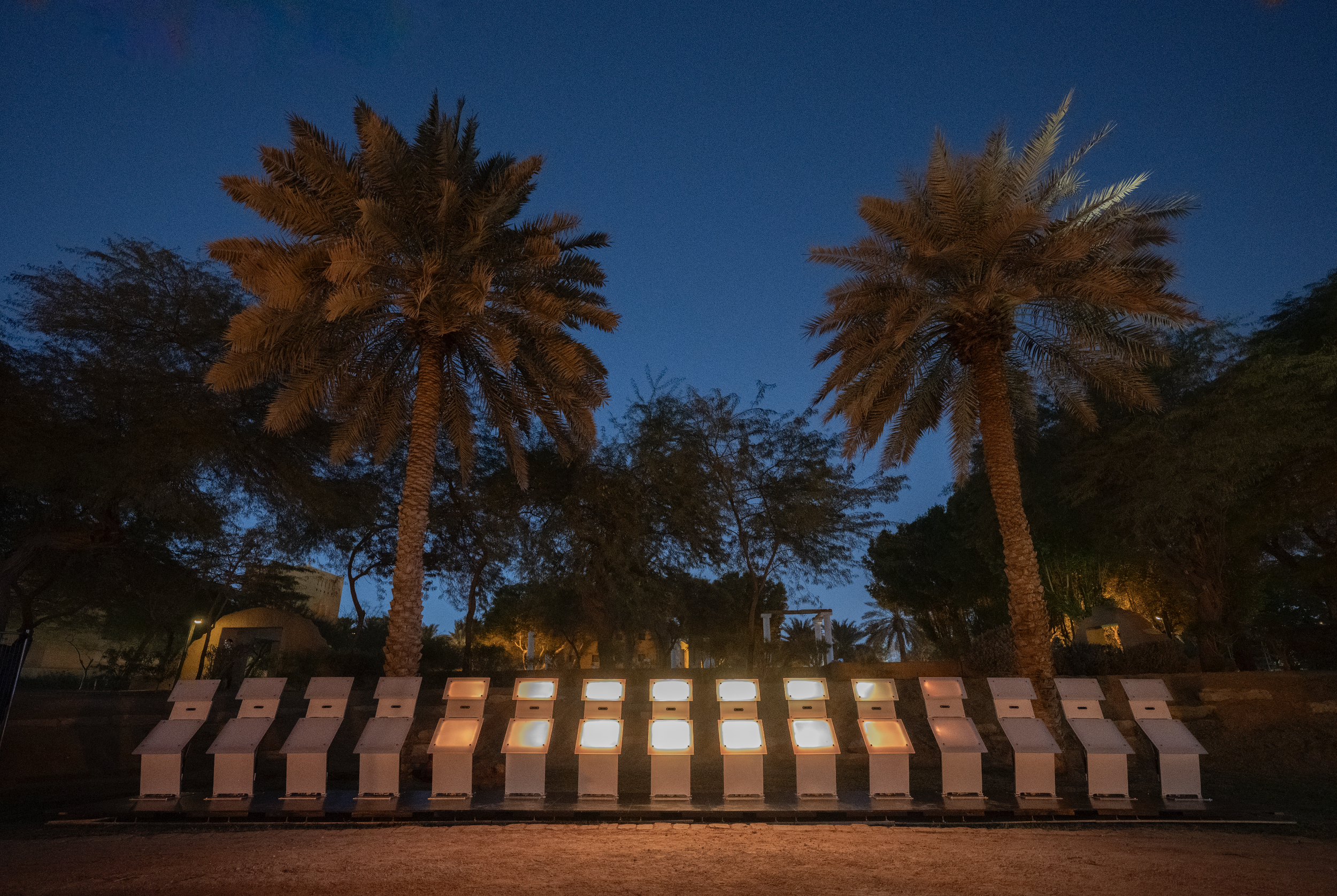 Chairwave: encendiendo la conexión en “Light Years Apart” de Riad