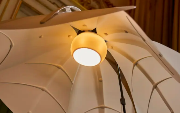 Lighting Design Now: Bloomlight S es luz que se inclina para encontrarte