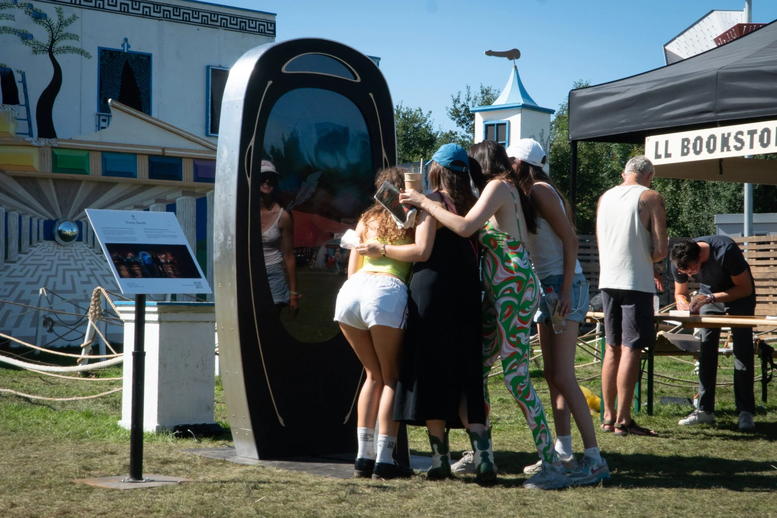 Poem Booth se estrena en Lowlands 2023