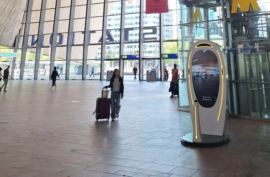 TrendWatching: el Poem Booth impulsado por IA encuentra su escenario en la estación central de Rotterdam