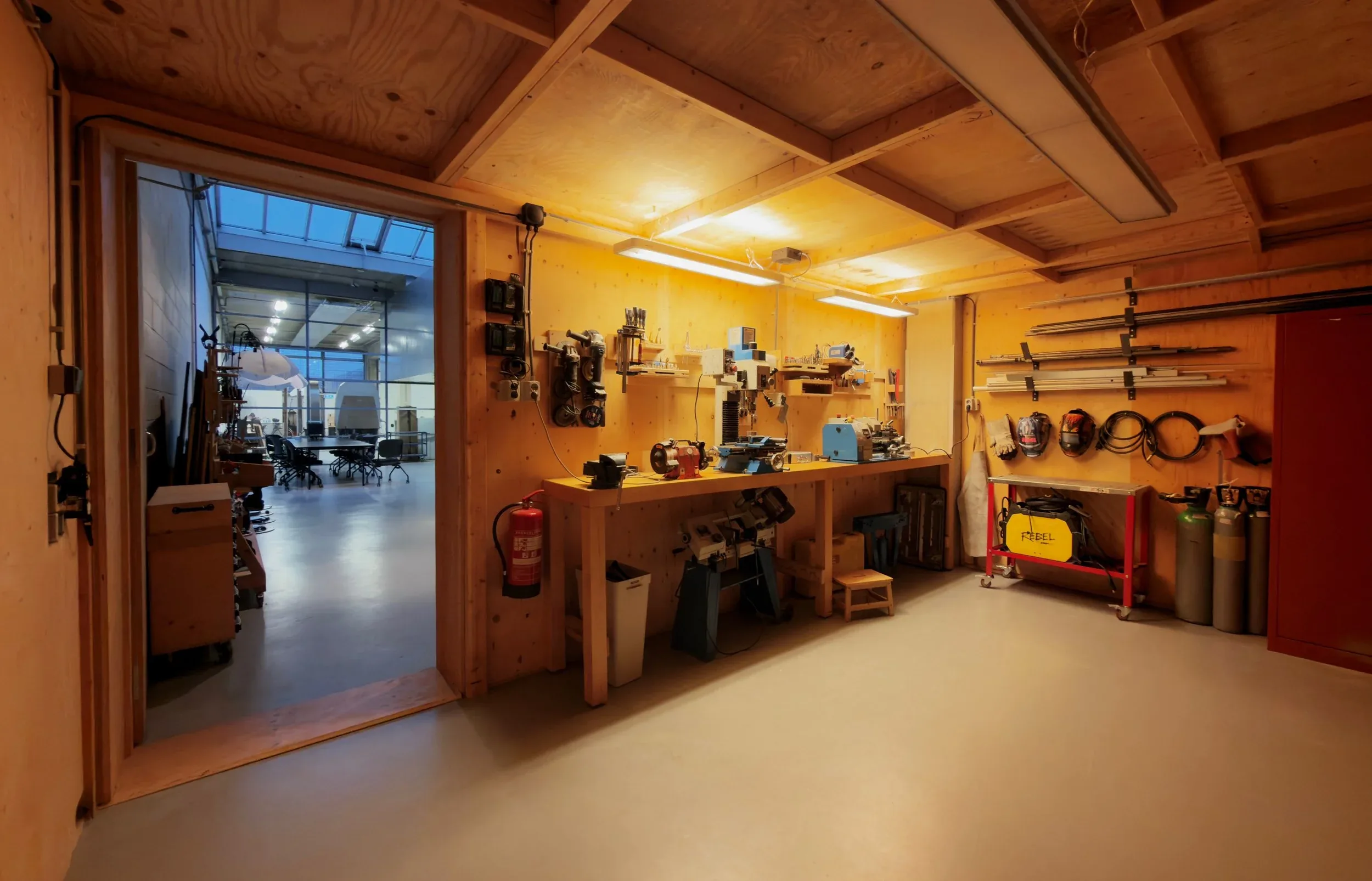 Im VOUW-Studio in Amsterdam Zuid, wo jedes Werk erdacht, gestaltet und gebaut wird.